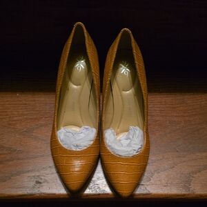 Nine West Tan Croc-Embossed Heels